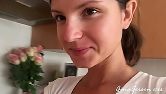 Gina Gerson, Una Giovane Bellezza Russa, Prepara Borsch A Casa