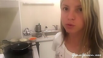 Unge Blonde Gina Gerson Lager Litt Russisk Borscht