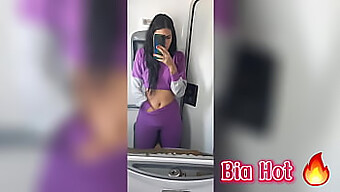 Η Bia Hot, Μια Καυλιάρα Καστανή, Απολαμβάνει Τον Εαυτό Της Σε Μια Τουαλέτα Λεωφορείου