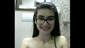 Cô Gái Trẻ (18+) Khoe Thân Hình Nhỏ Nhắn Và Vú Nhỏ Trên Exposedcams.Cf