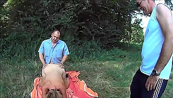 Suzie Slut In Al Haar Naakte Glorie Op Een Veld.