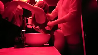 Diam-Diam Merekam Video Di Kamar Mandi Pria Di Klub Malam