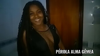 Preta Adolescente Recebe Uma Massagem E Um Boquete Do Marido