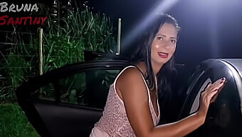 Morena Bruna Se Submete Ao Prazer Oral No Estacionamento Do Lust Club