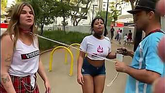 Paseo Callejero En Sao Paulo Con Mujeres Con Correas Y Sus Parejas Sumisas.