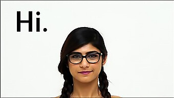 Mia Khalifa On Urheilullinen Fysiikka Esillä Muslimi Porno Video