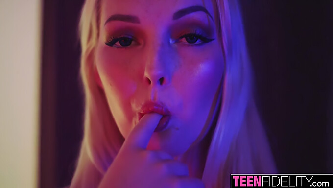 Teen Fate Se Livre À Des Taquineries Sensuelles Et À Une Exploration Intime Avec Une Petite Blonde Européenne